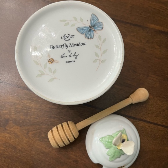 Lenox butterfly meadow honey jar with lid and wooden honey dipper. - Picture 7 of 7